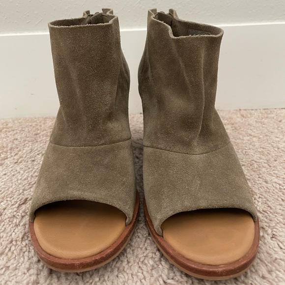 UGG Suede open-toe booties - Picture 3 of 3